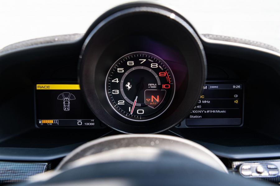 Панель приборов Ferrari 458 Speciale A 2015 года  (фото 16 из 35)